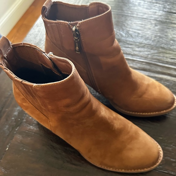 Blondo NOA waterproof suede boots. Color is camel suede. Size 10 - Picture 2 of 11